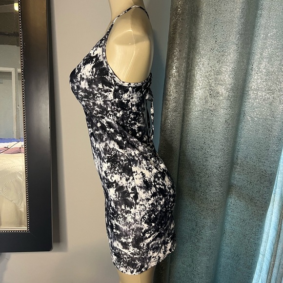 Athleta Monochrome Patterned Activewear - Picture 3 of 7